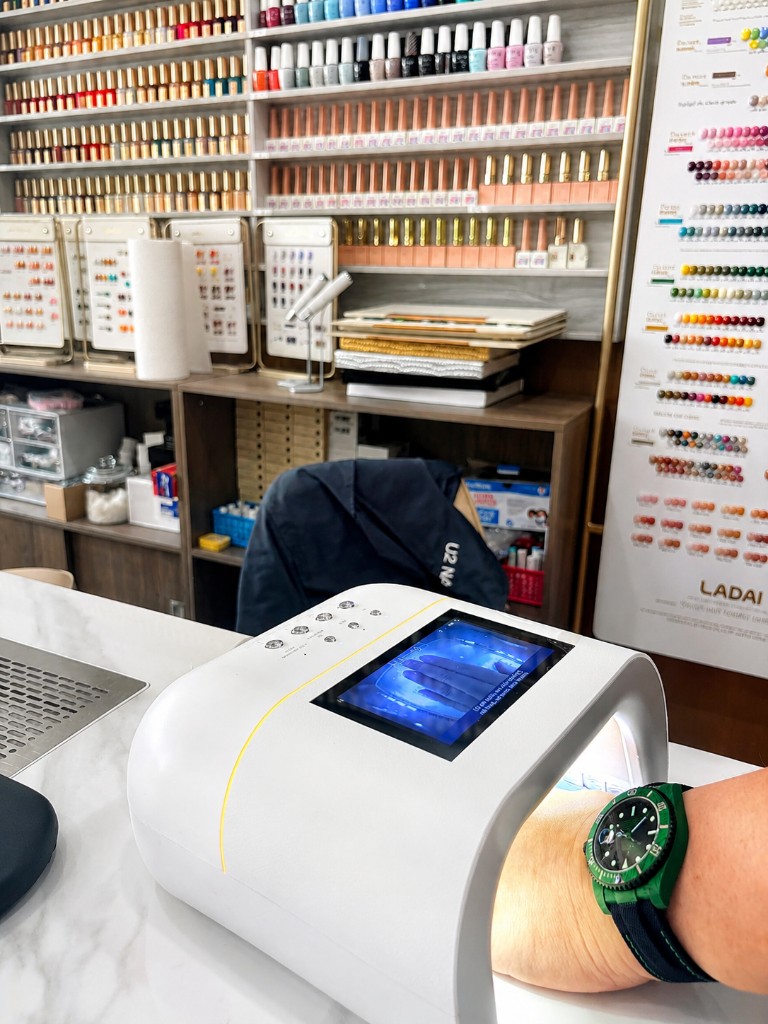 U2 Nail AI-guided gel curing machine in use